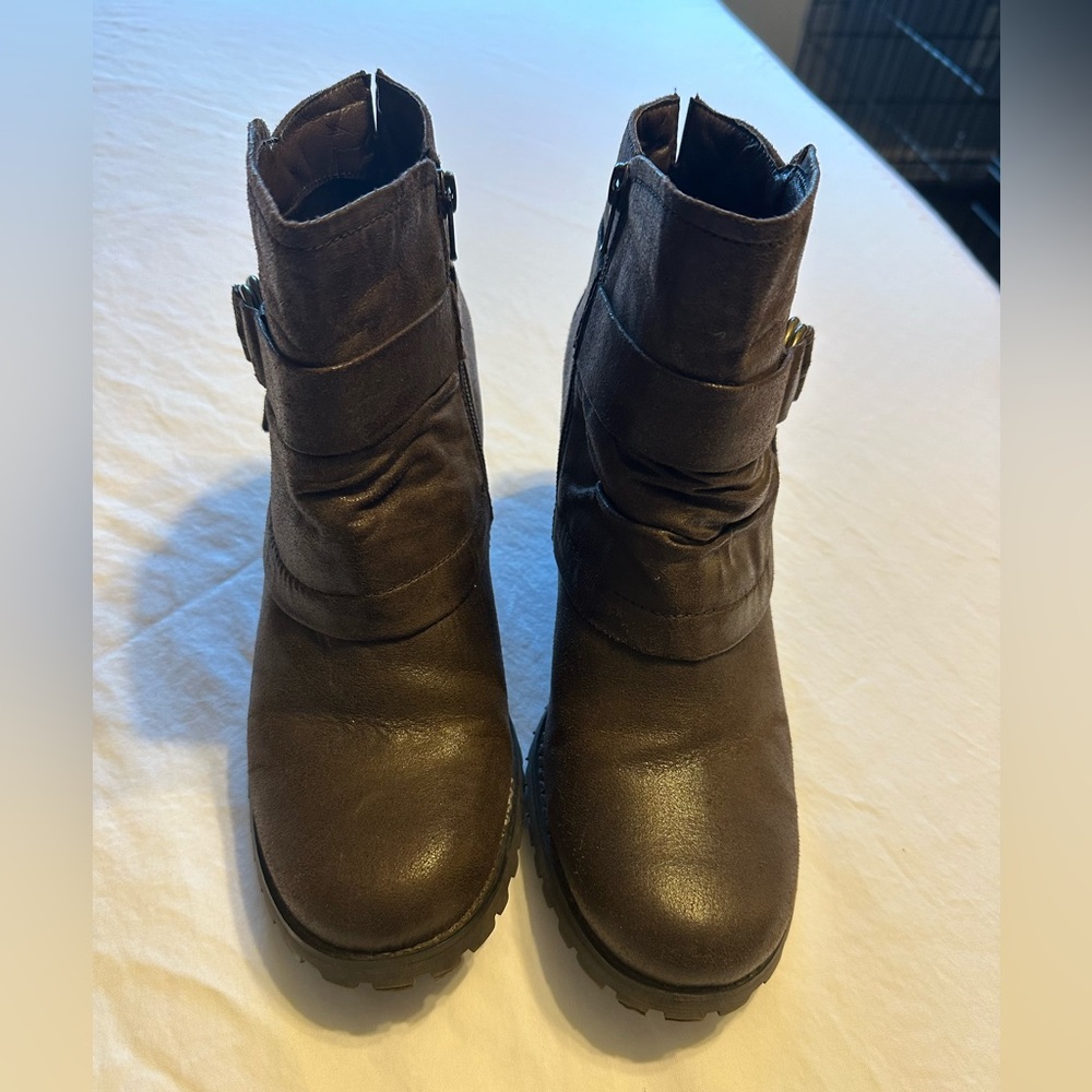 Brown Bare Traps booties NWOT